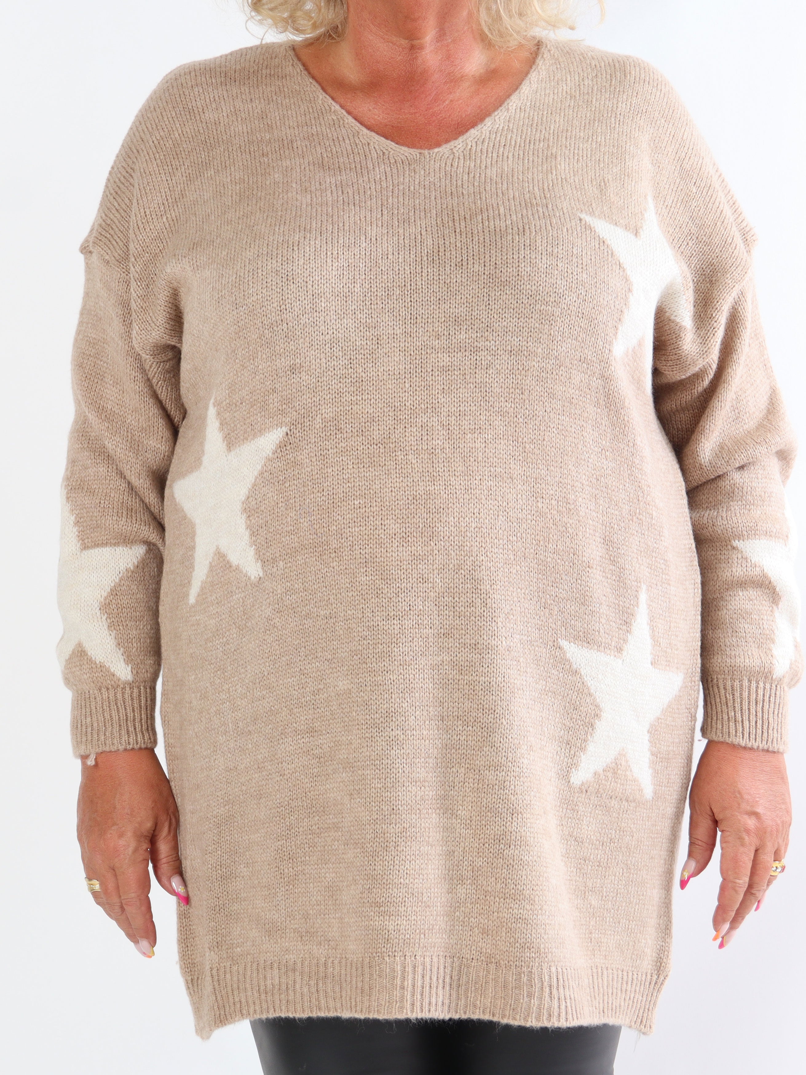 Zaria - Plus size strikkjole med stjerner og v-udskæring